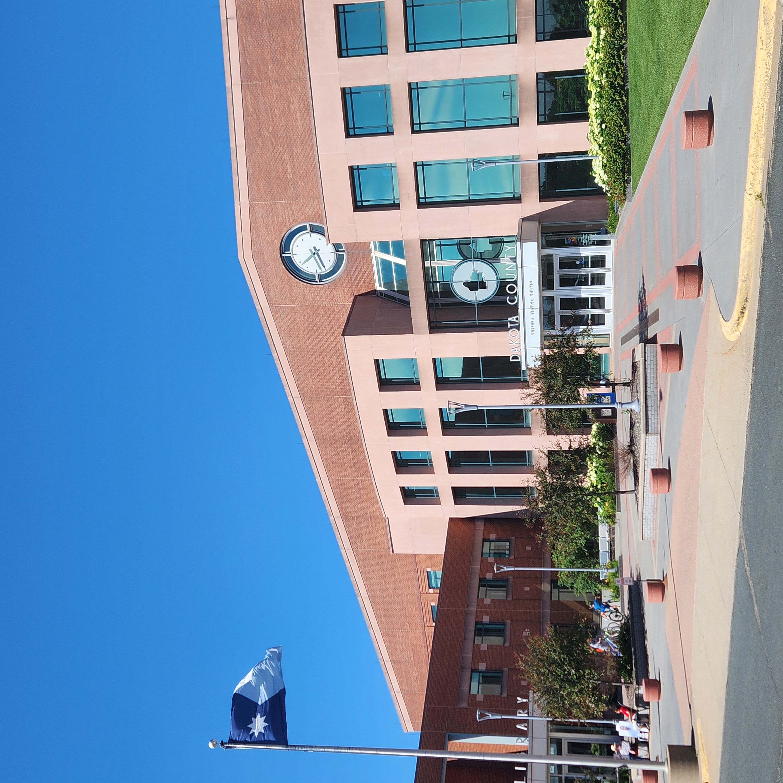 A picture of the satellite courthouse in Apple Valley.